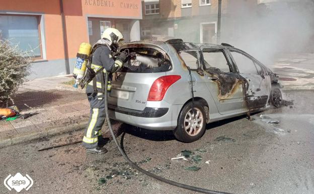 Arde un coche en la calle La Industrial de Tapia de Casariego