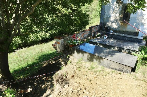 Se derrumba un muro del cementerio de San Juan de Beleño