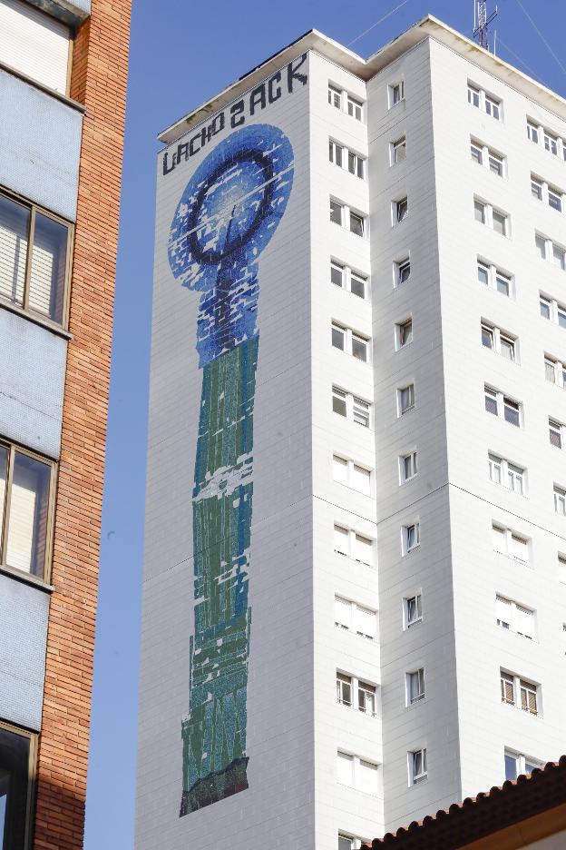 Se descuelga de la azotea del Bankunión para hacer un grafiti