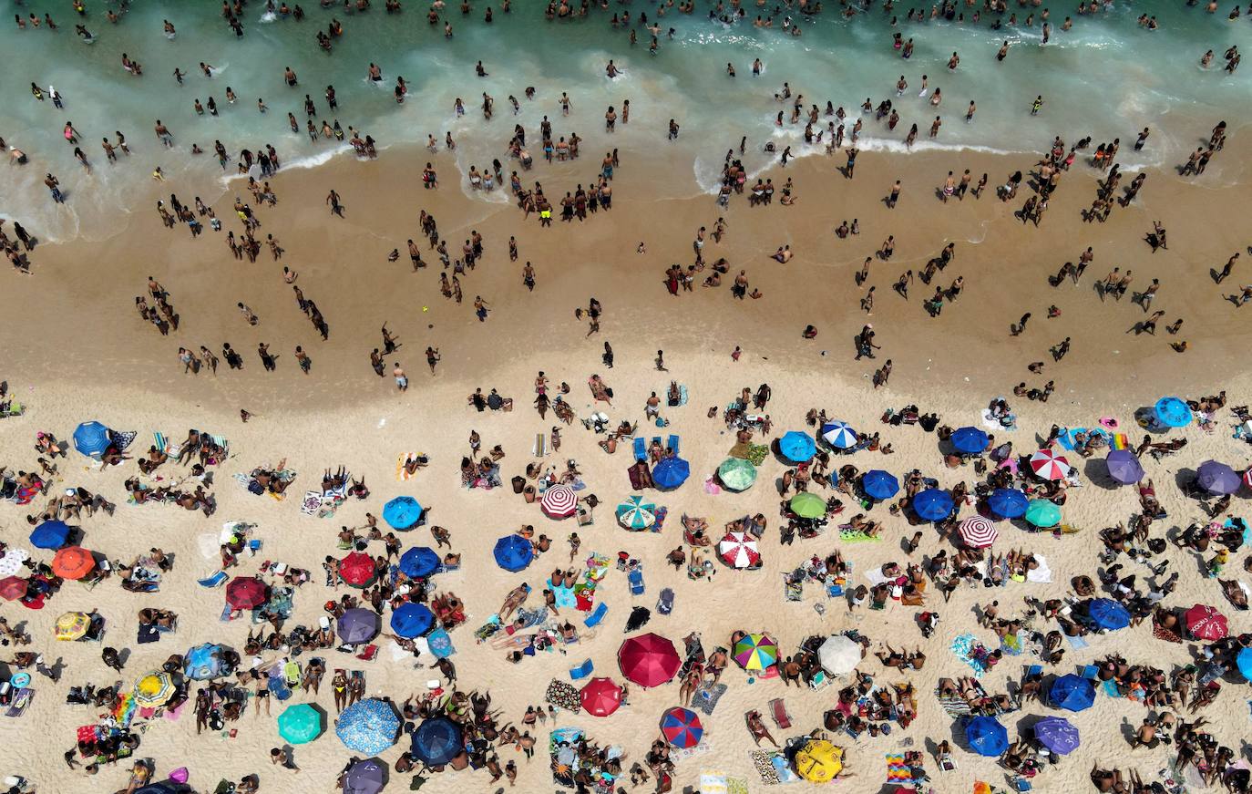 La playa de Ipanema, a rebosar