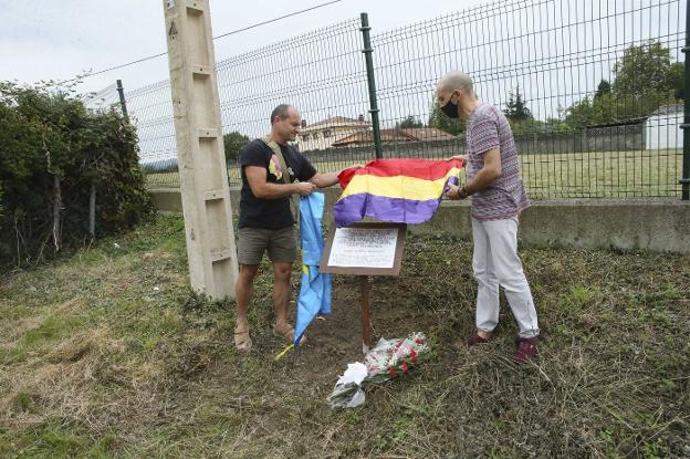 Las víctimas de la represión y 'El Chévere' comparten placa y honor en Lugones