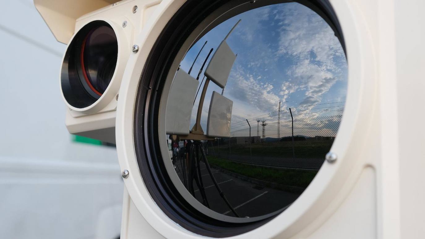 Interior prueba en Asturias tecnologías para reforzar la seguridad de los aeropuertos frente a los drones