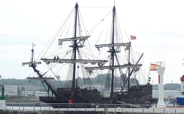 El galeón 'Andalucía' atraca en Avilés y podrá visitarse a partir del miércoles