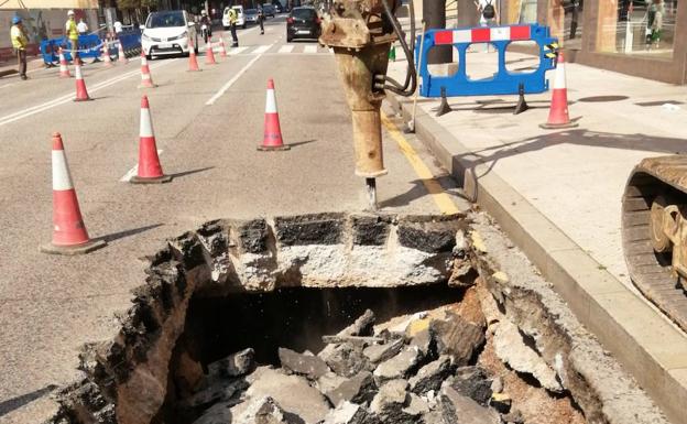 Las filtraciones de un colector obligan a cortar un carril de la calle General Elorza de Oviedo