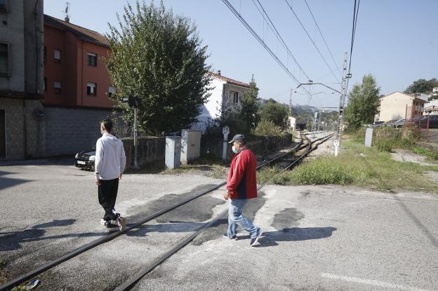 Adif mejorará la seguridad en los pasos a nivel de Feve en El Entrego y Sotrondio