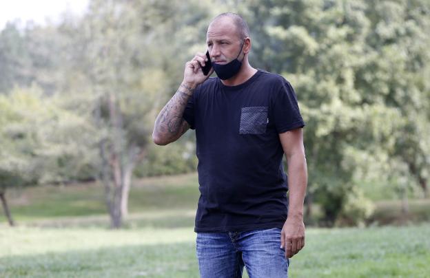 El exfutbolista José Manuel Colmenero, libre sin cargos tras ser detenido por una pelea con su novia