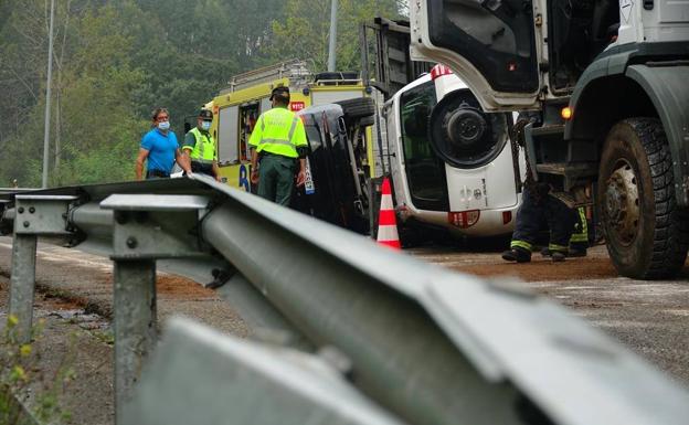 Vuelca un camion que transportaba tejas de pizarra en la A-8, en Tapia de Casariego
