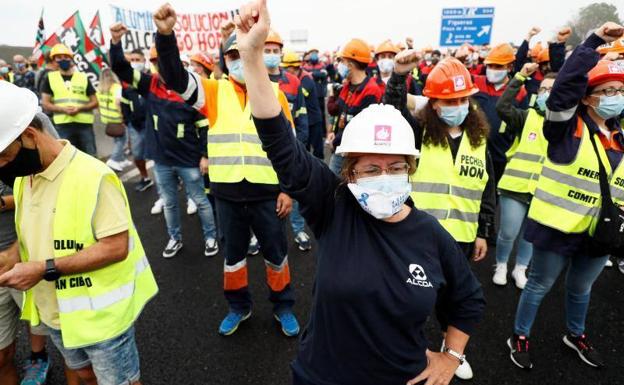 Cortada la autovía con Galicia por barricadas de los trabajadores de Alcoa