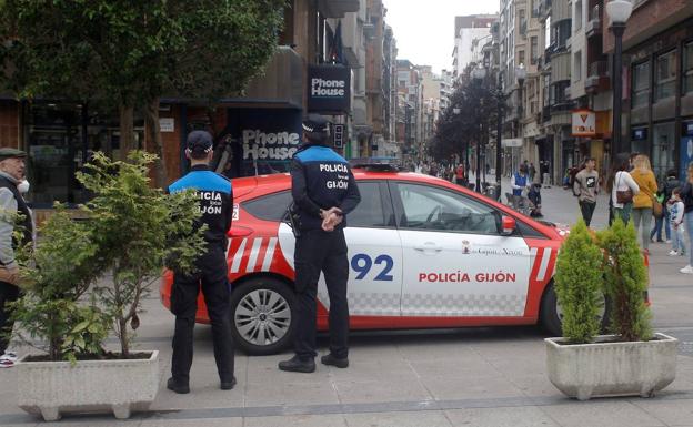 Detenido en Gijón por golpear y amenazar con un cuchillo en el cuello a su pareja
