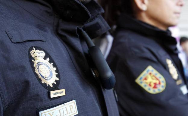 Detienen a tres jóvenes por el robo de camisetas de fútbol en un centro comercial de Gijón