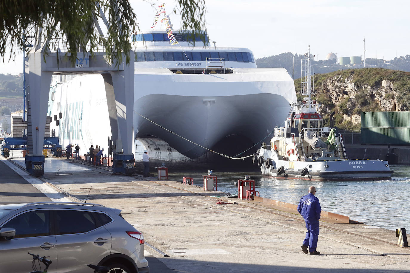 Enorme expectación en la botadura del catamarán a gas de Armón