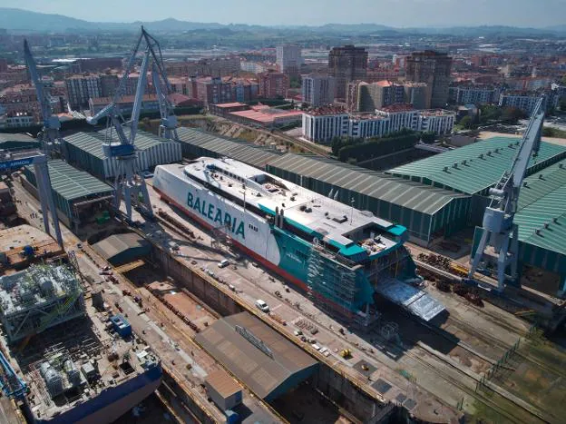 El 'fast ferry' que está construyendo Armón para Balearia en su astillero de Gijón y que hoy será botado. / E. C.