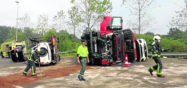 El vuelco de un camión corta la autovía del Cantábrico a su paso por Llanes ocho horas