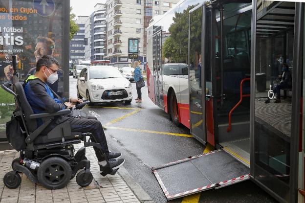 «Si el autobús no puede abrir su rampa, no podemos subir»