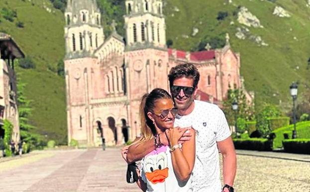 Marta López, con su nuevo novio en Cangas de Onís y Covadonga