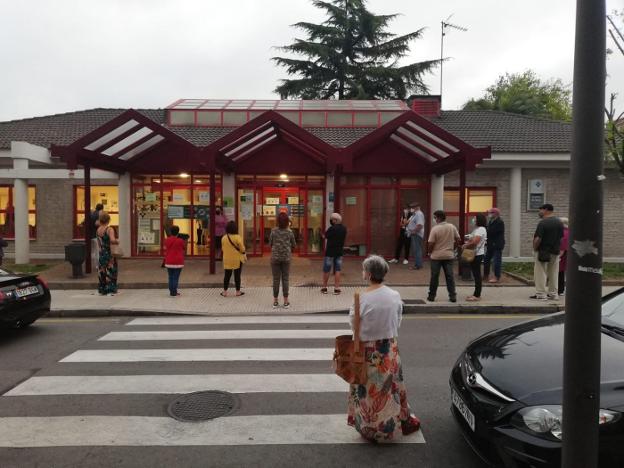 El centro de salud de Perchera, con los pacientes en la calle