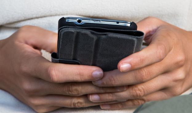 Afronta una petición de un año y diez meses de prisión por extorsionar a un amigo en Avilés