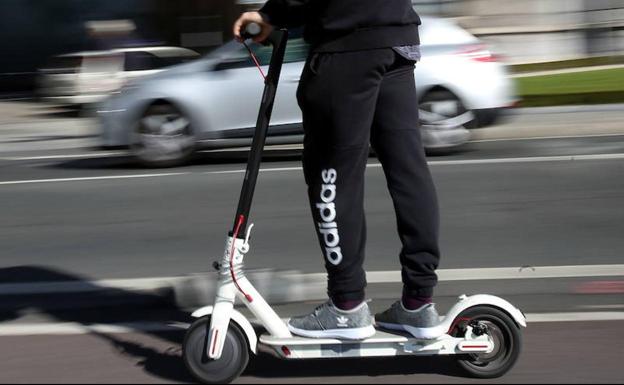 Detienen a un joven en Gijón que circulaba en dirección prohibida con un patinete