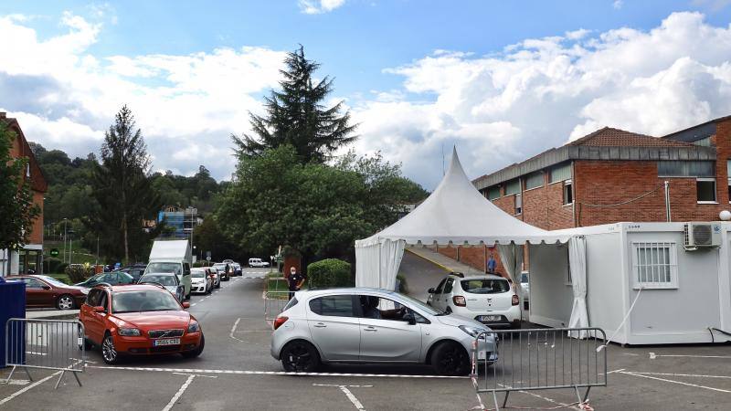 Largas colas en el autocovid del Hospital de Oriente para los profesores