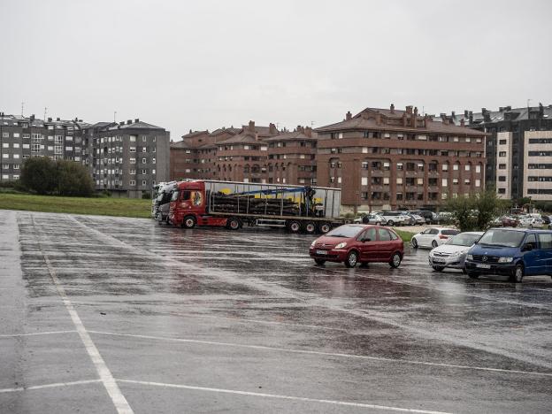 Los camioneros piden un aparcamiento específico para sus vehículos en Castrillón