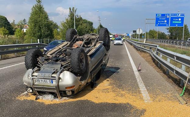 Dos horas de retenciones en la A-8 entre Viesques y Deva, tras el vuelco de un vehículo con remolque