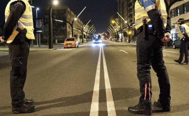 Se salta un semáforo en Gijón y huye de la Policía a pie bajo los efectos de las drogas