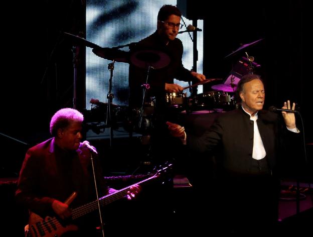 Julio Iglesias cumple 77 años con dificultades para moverse