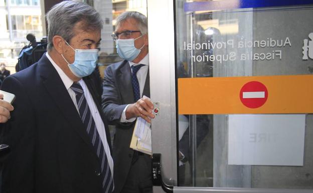 Álvarez-Cascos: «Las acusaciones son ridículamente falsas»