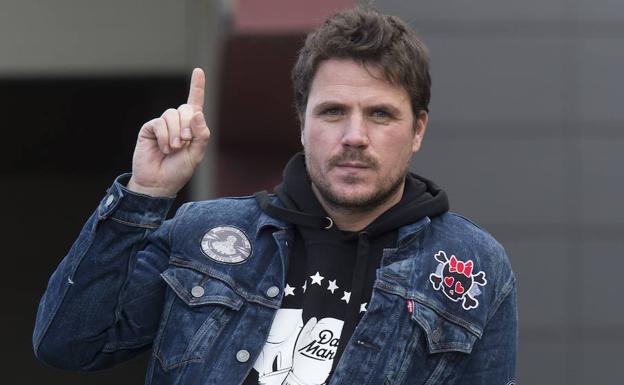 La reacción de Dani Martín cuando descubre que se hacen pasar por él en Tinder