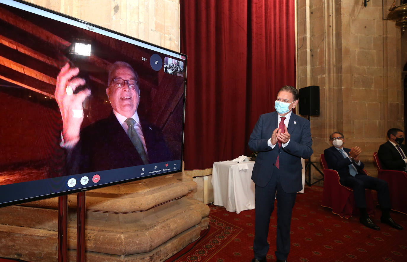 Carlos Casanueva recibe el Premio Ovetense del Año
