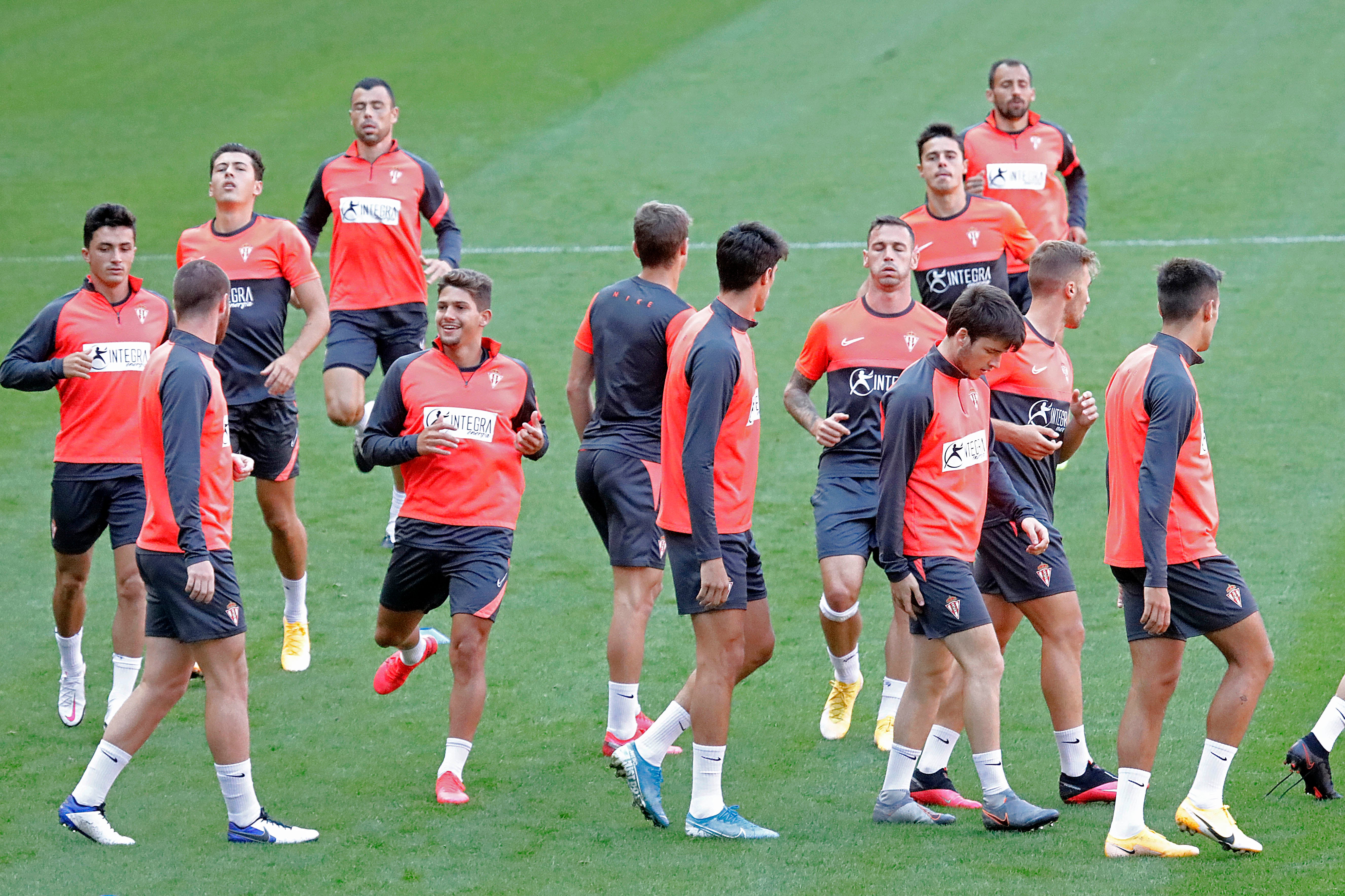 El Sporting entrena en El Molinón