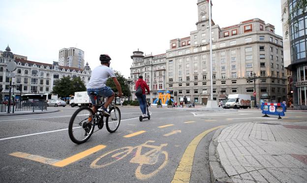 Oviedo estrena 4,5 kilómetros de carriles bici en una veintena de calles del centro de la ciudad