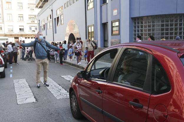 Padres y docentes piden medios para garantizar la seguridad en los accesos a los colegios