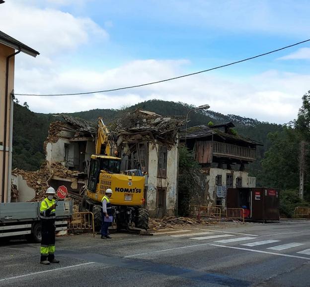 El Ayuntamiento de Valdés amplía su plan de derribos de edificios en ruinas a la zona rural