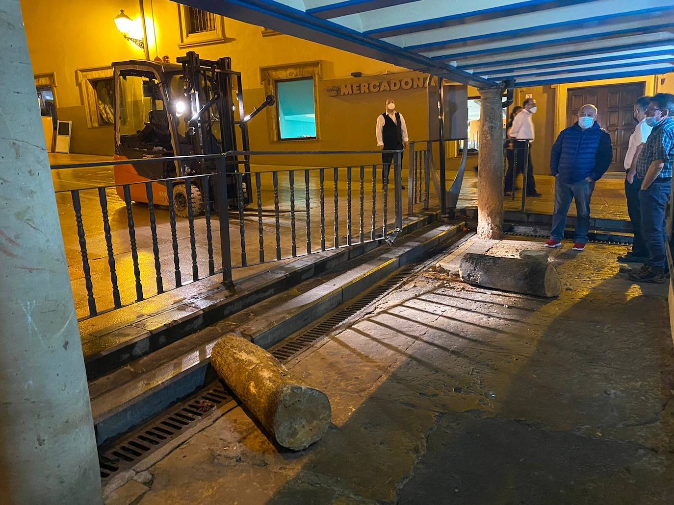 Un camión derriba una de las últimas columnas originales de El Fontán