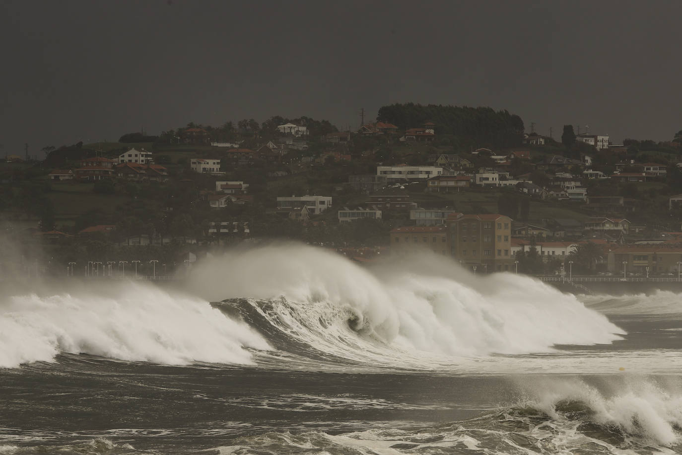 Viernes lluvioso y con olas de más de 7 metros en Asturias