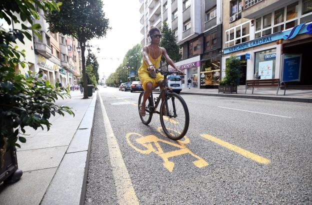Los ciclistas ovetenses reclaman habilitar más carriles bici «sin quitar espacio al peatón»