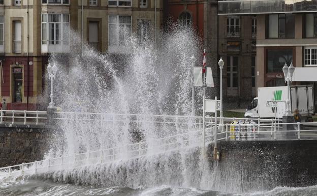 Tiempo en Asturias | El primer temporal del otoño deja olas de más de 7 metros y pone en alerta al Principado