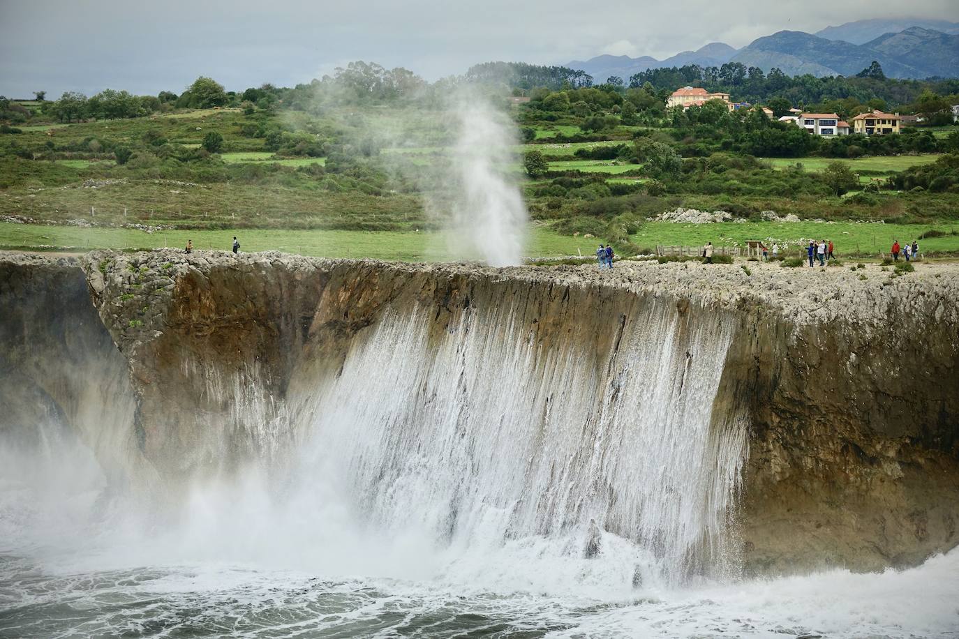 La costa asturiana, en alerta por la fuerza del temporal