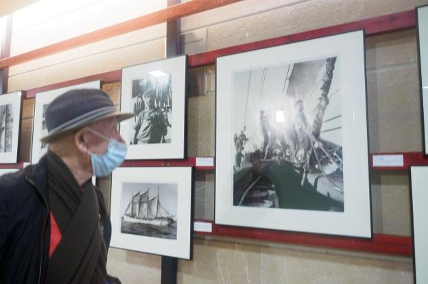 Avilés honra a los pescadores portugueses con una muestra fotográfica inédita en Asturias