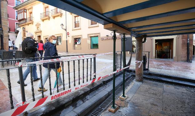 Una carretilla elevadora derriba una de las últimas columnas originales de El Fontán