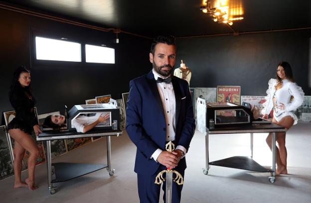 «Cortaremos a una persona en dos dentro de una caja de cristal»