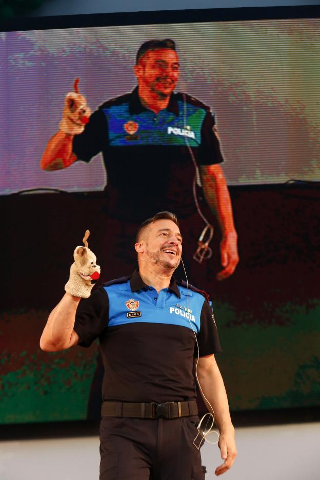 El 'Poli Marchoso' dice «hasta luego» a los niños de Oviedo