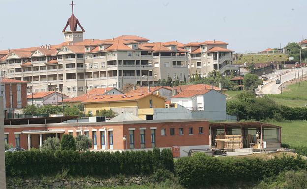 Detenido por golpear con un palo a una mujer que iba con él en el coche en Avilés