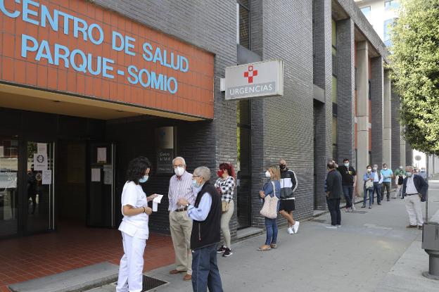 Coronavirus en Asturias | «Graves demoras» en los centros de salud de Gijón por falta de médicos y administrativos