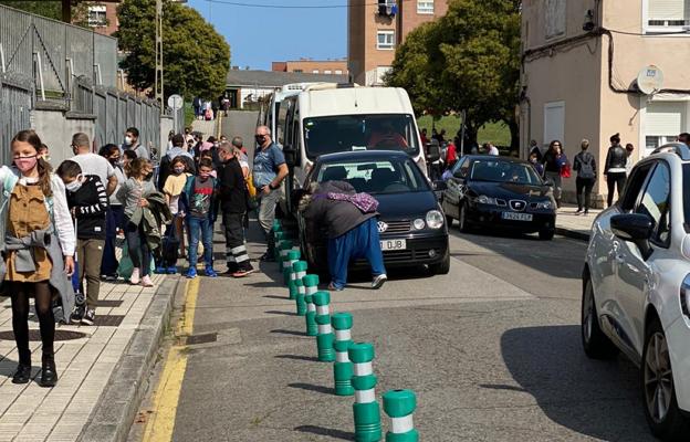 La Policía multará las «conductas incívicas» de los padres en la puerta de los colegios