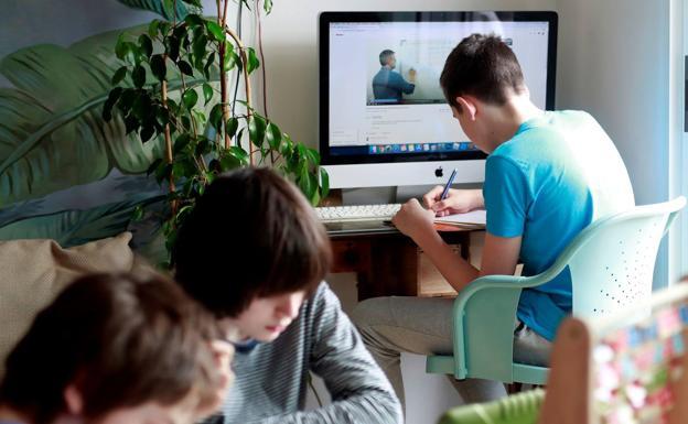 El informe PISA señala la fractura digital en las escuelas en Brasil y España