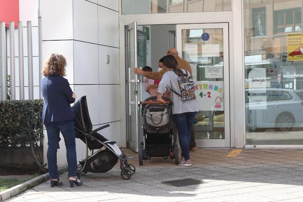 La falta de cuatro educadoras obliga a adelantar el horario del cierre de las escuelas de infantil