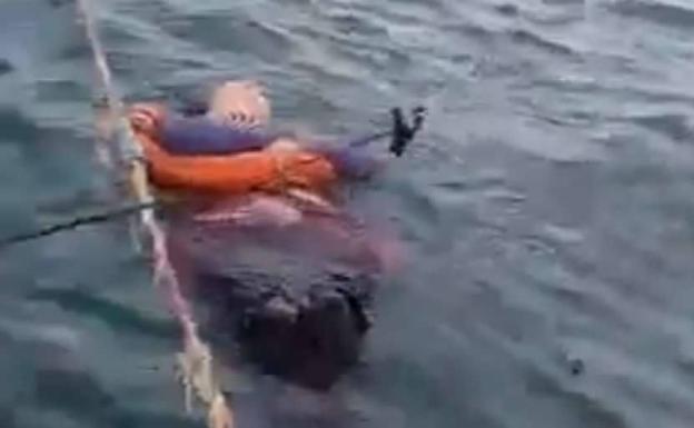 Hallan viva y flotando en el mar a una mujer que llevaba dos años desaparecida