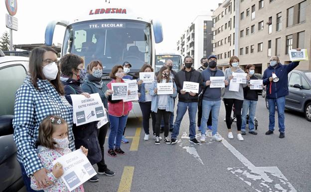 Más de 400 vecinos de Nuevo Roces se manifiestan para pedir mejoras en el transporte escolar